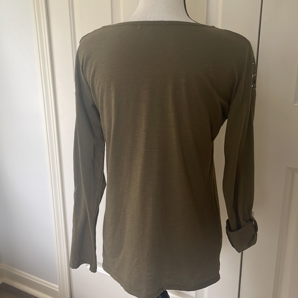 89TH & Madison Khaki Green Crochet Top. Size M - Picture 4 of 9